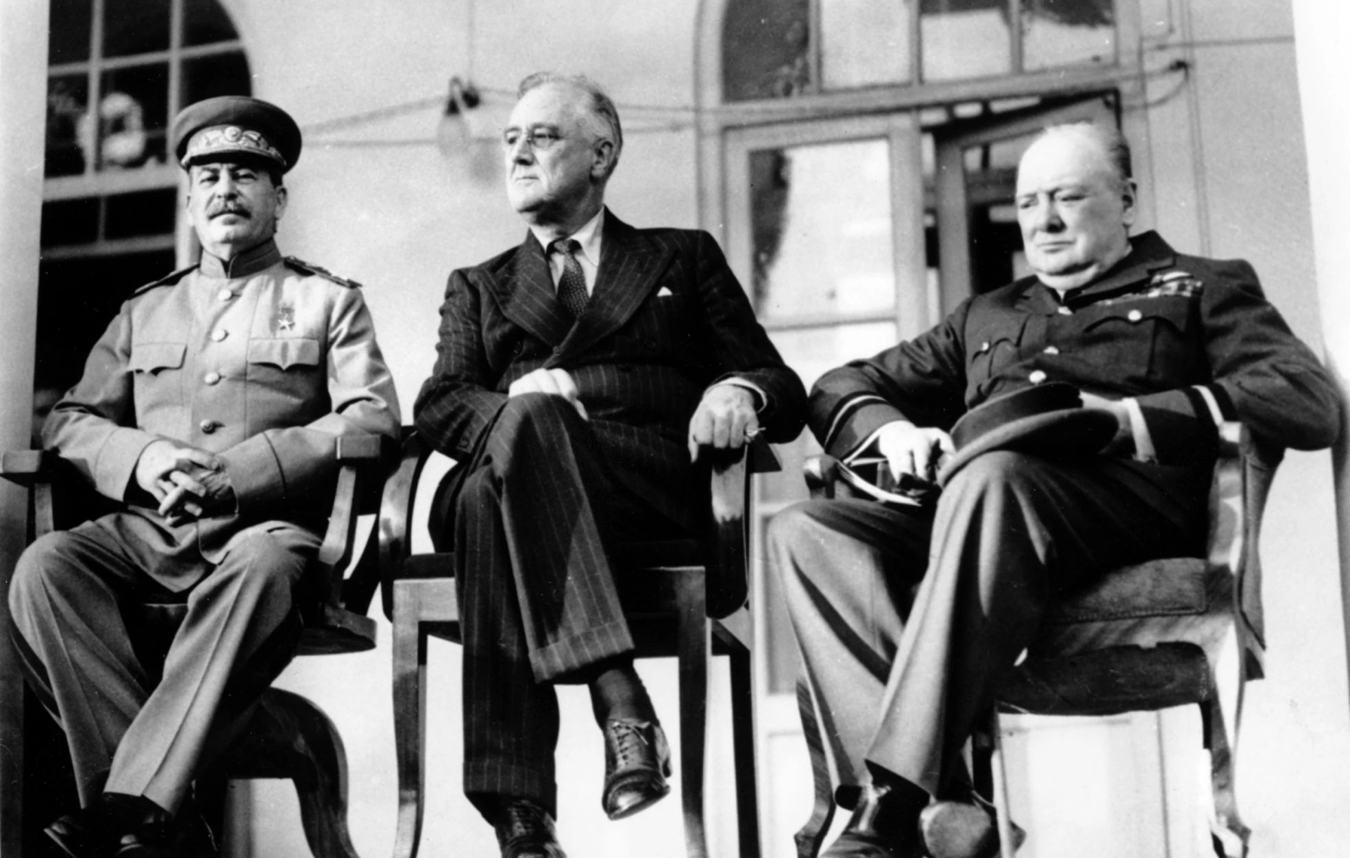 Σαν σήμερα, 28 Νοεμβρίου 1943: Η Συνάντηση που Άλλαξε τον Κόσμο – Το «μαύρο αστείο» του Στάλιν που πάγωσε το δωμάτιο treis-megaloi.jpg