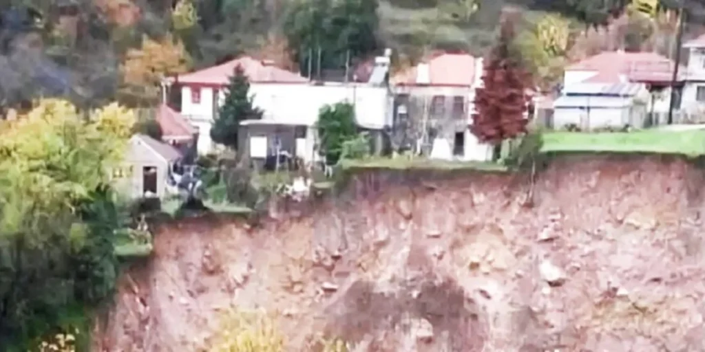 Τζουμέρκα: Σπίτια «κρέμονται» μετά τη μεγάλη κατολίσθηση – Σε συναγερμό οι αρχές