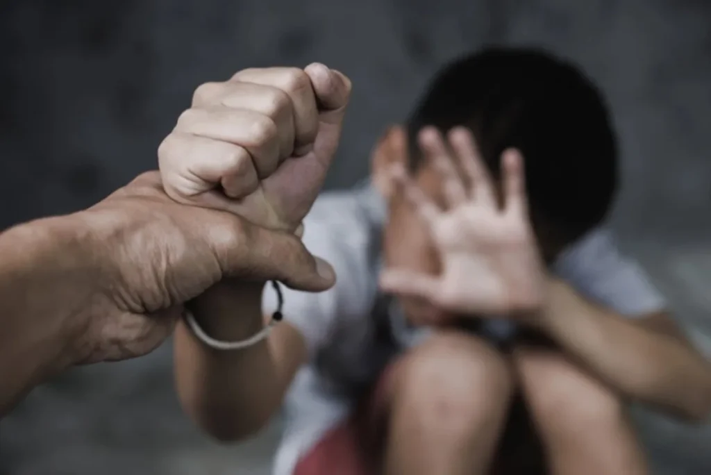 viasmos endooikogeneiaki anilikos.jpg