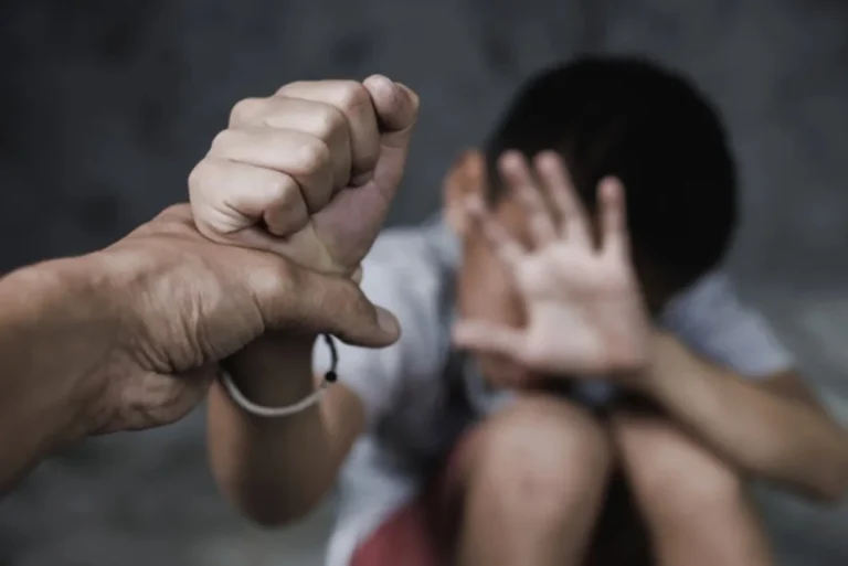 Λάρισα: 21χρονος μήνυσε τον 50χρονο σύντροφο του για εκβιασμό με προσωπικά βίντεο viasmos_endooikogeneiaki_anilikos.jpg