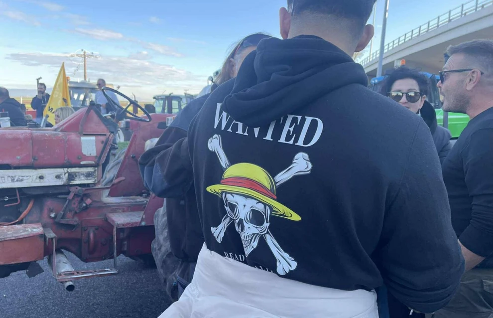 Νεαρός αγρότης στο μπλόκο της Νίκαιας κατέβηκε με… τη σημαία του One Piece 202511302135114375.jpg