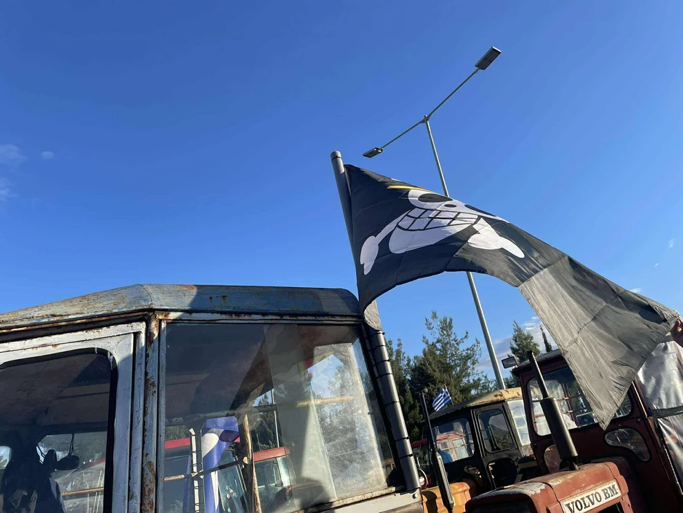 Νεαρός αγρότης στο μπλόκο της Νίκαιας κατέβηκε με… τη σημαία του One Piece 202511302135123931.jpg