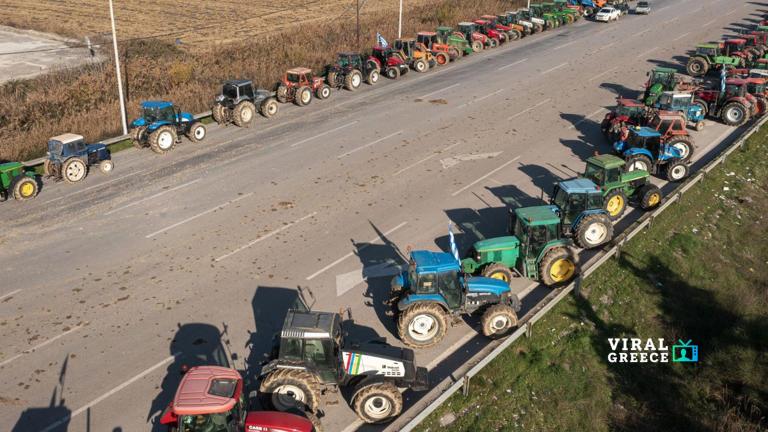Παραμένουν τα αγροτικά μπλόκα σε κομβικά σημεία της Βόρειας Ελλάδας