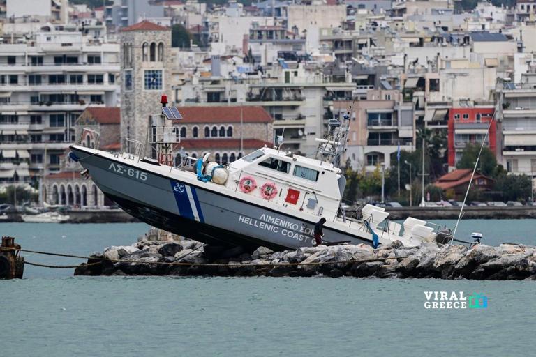 Κακοκαιρία έστειλε σκάφος του Λιμενικού στα βράχια στον Βόλο AA1RT6eO.img
