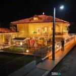 Ο κ. Γιάννης έντυσε το σπίτι με 20.300 λαμπιόνια, ως φόρο τιμής στη σύζυγό του που αγαπούσε τα Χριστούγεννα