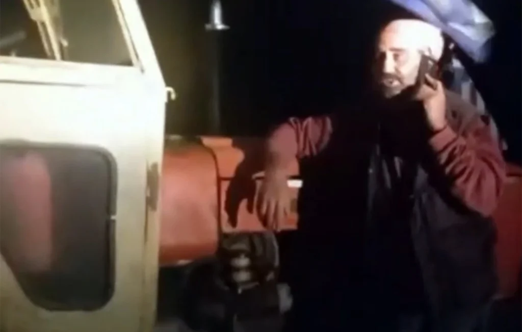 Αμοργός: Αγρότης έστησε μόνος του «μπλόκο» με τρακτέρ για να στείλει μήνυμα συμπαράστασης