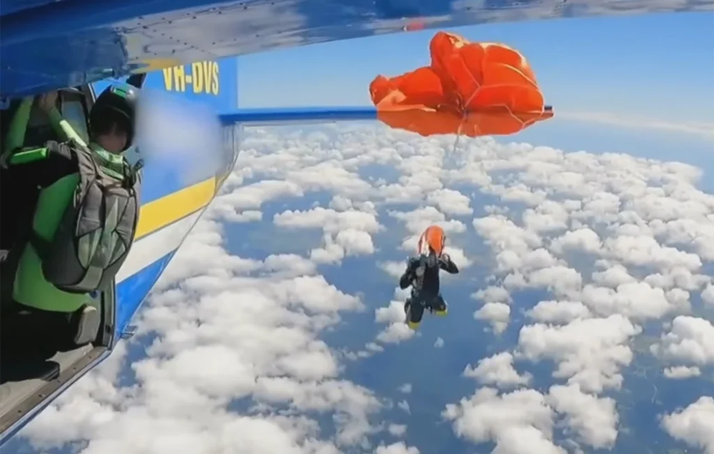 Σοκαριστικό βίντεο: Αλεξιπτωτιστής εγκλωβίζεται στο φτερό αεροπλάνου