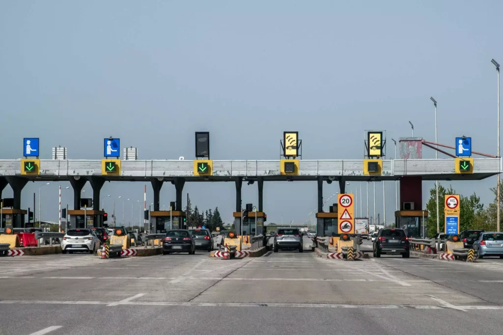 Κλιμάκωση των αγροτικών κινητοποιήσεων: Άνοιξαν διόδια σε Λάρισα, Καρδίτσα και Ιωάννινα – «Δεν κάνουμε πίσω»