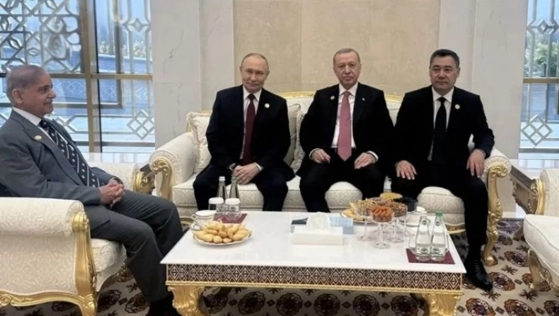 Αμήχανη στιγμή σε διεθνές φόρουμ: Ο πρωθυπουργός του Πακιστάν «εισέβαλε» σε συνάντηση Ερντογάν – Πούτιν