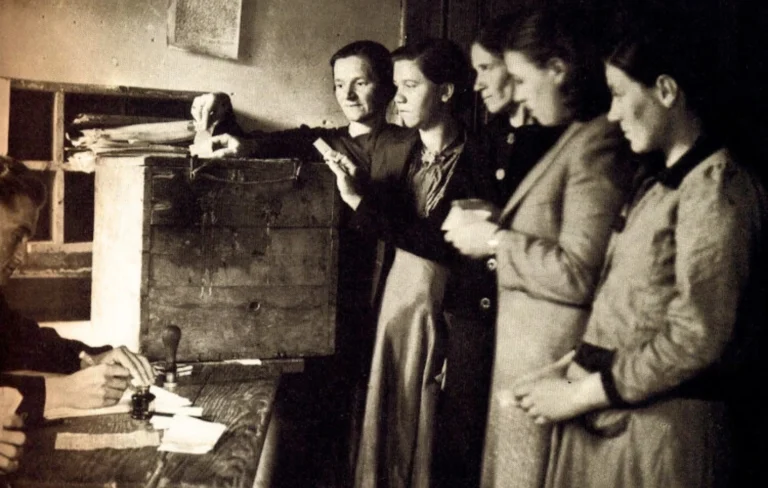 Σαν σήμερα 28 Δεκεμβρίου 1919: Οι Ελληνίδες διεκδικούν ψήφο για πρώτη φορά gynaikes-psifos.jpg