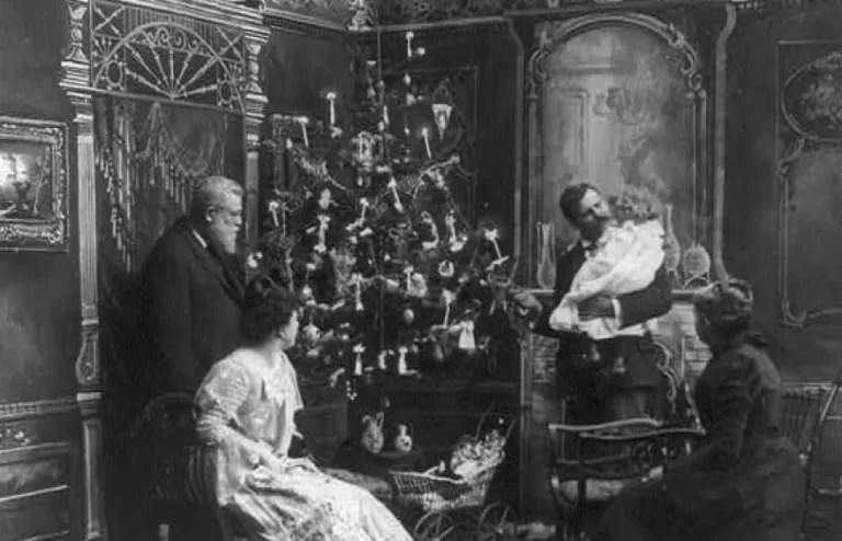 Σαν σήμερα 22 Δεκεμβρίου 1882: Ο Τόμας Έντισον άναψε το πρώτο χριστουγεννιάτικο δέντρο με ηλεκτρικά φώτα home-without-love