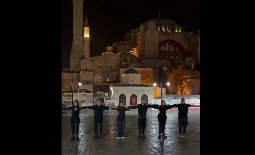 Έλληνες χόρεψαν συρτάκι μπροστά στην Αγία Σοφία – Τουρκικά ΜΜΕ μιλούν για «πρόκληση» και κάνουν λόγο για βίντεο τεχνητής νοημοσύνης 