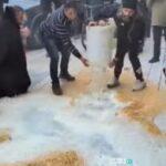 Λάρισα: Κτηνοτρόφοι πέταξαν γάλα, μπάλες από άχυρα και καλαμπόκι μπροστά στο δικαστήριο