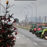 Χριστουγεννιάτικο δέντρο στο μπλόκο της Θήβας – Το μήνυμα των αγροτών από την Εθνική Οδό