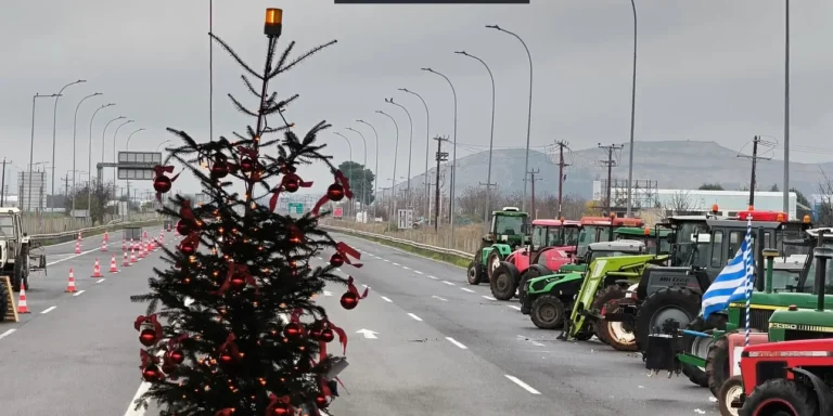 Χριστουγεννιάτικο δέντρο στο μπλόκο της Θήβας – Το μήνυμα των αγροτών από την Εθνική Οδό mploko-thibas.jpg