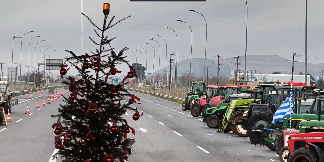 Χριστουγεννιάτικο δέντρο στο μπλόκο της Θήβας – Το μήνυμα των αγροτών από την Εθνική Οδό mploko-thibas.jpg