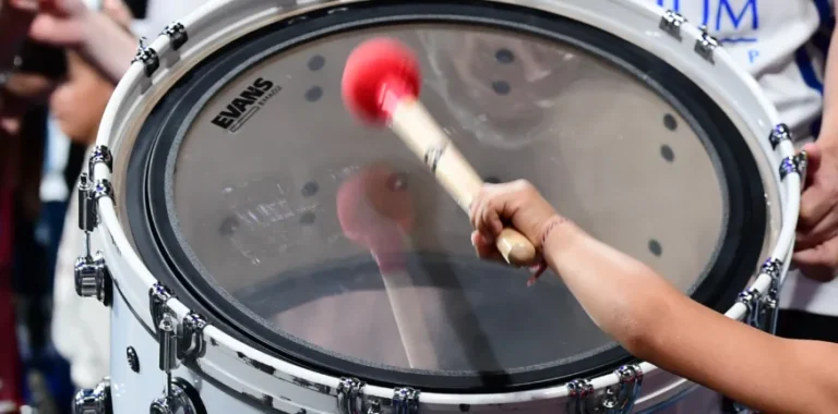 Ωραιόκαστρο: Δύο άνδρες επιτέθηκαν σε 13χρονο επειδή χτυπούσε τύμπανο σε αγώνα βόλεϊ tympano-gipedo-873x432