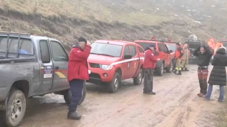 Σχεδόν αγκαλιασμένοι βρέθηκαν οι τέσσερις ορειβάτες που παρασύρθηκαν από χιονοστιβάδα στα Βαρδούσια xrwma-vardousia