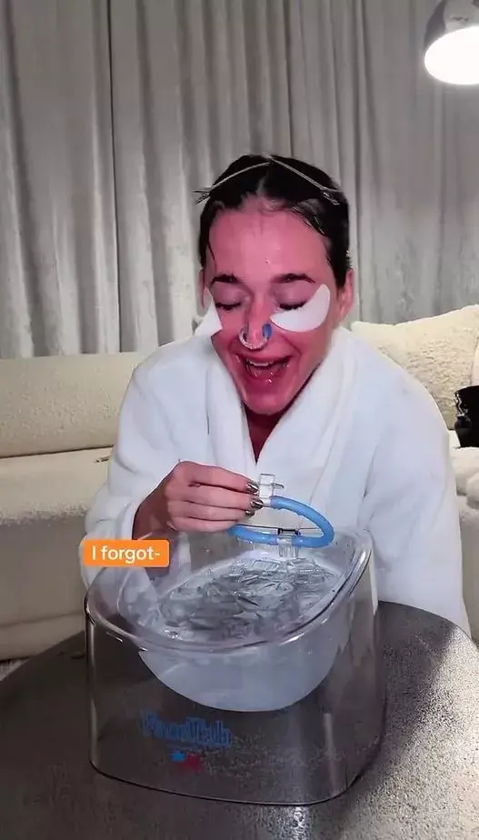 Παγωμένη ομορφιά: Κάιλι Τζένερ και Κέιτι Πέρι βυθίζουν το πρόσωπο τους σε πάγο για τέλεια λάμψη AA1JdaX8.img