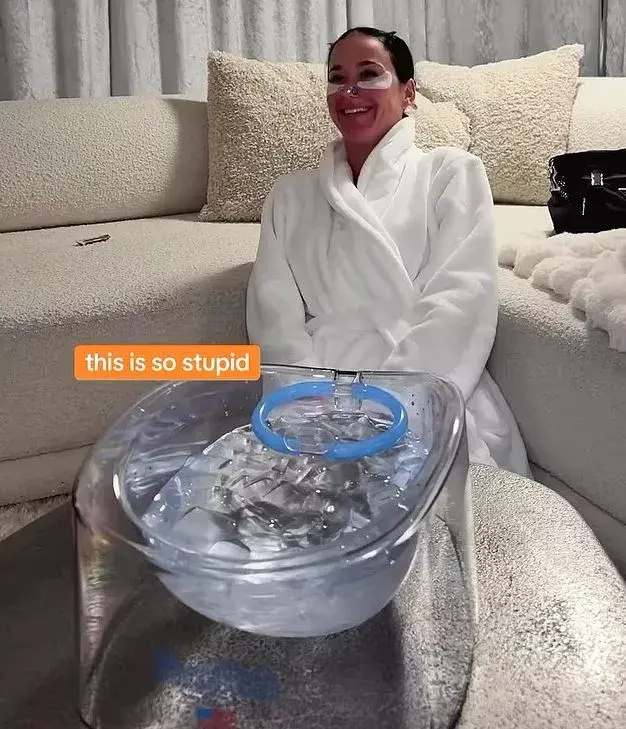 Παγωμένη ομορφιά: Κάιλι Τζένερ και Κέιτι Πέρι βυθίζουν το πρόσωπο τους σε πάγο για τέλεια λάμψη AA1JdieV.img