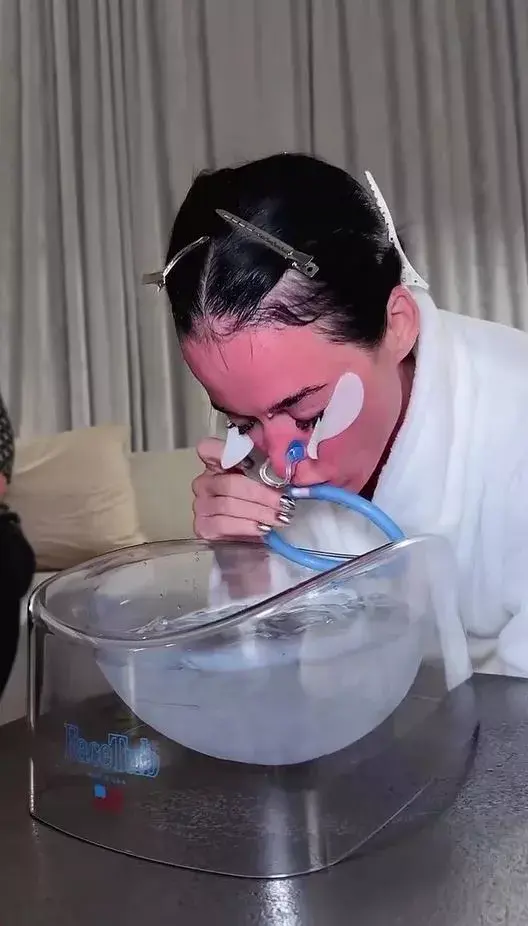 Παγωμένη ομορφιά: Κάιλι Τζένερ και Κέιτι Πέρι βυθίζουν το πρόσωπο τους σε πάγο για τέλεια λάμψη