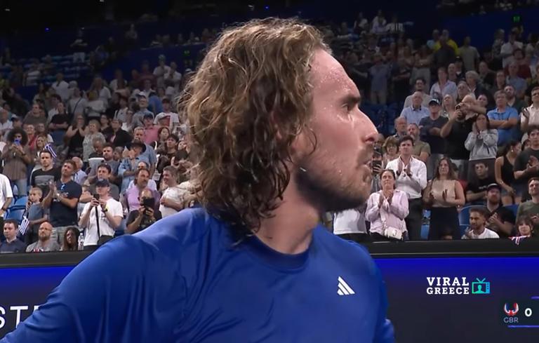 «Γιατί δεν μιλάς εσύ;» – Το στιγμιότυπο Τσιτσιπά–πατέρα που έγινε θέμα στο Περθ ( VIDEO )