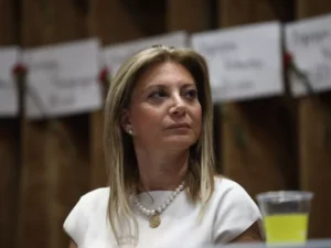Στο επίκεντρο η Μαρία Καρυστιανού για δημοσιεύματα σχετικά με αγορά ακινήτου μέσω πλειστηριασμού