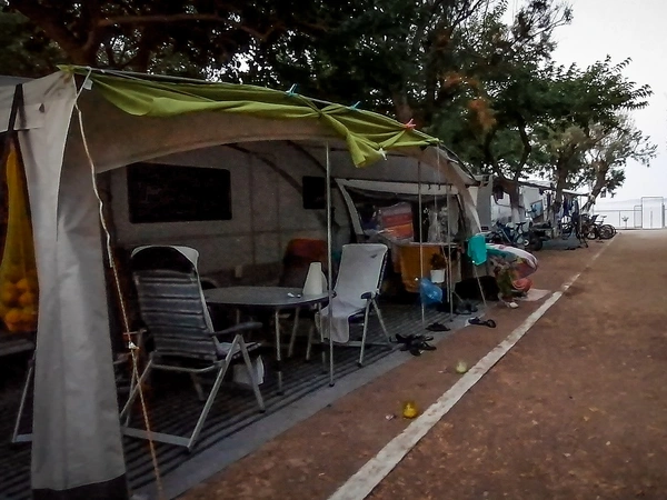 Φοινικούντα : Πώς η AI «έκαψε» τον ανιψιό του ιδιοκτήτη του κάμπινγκ