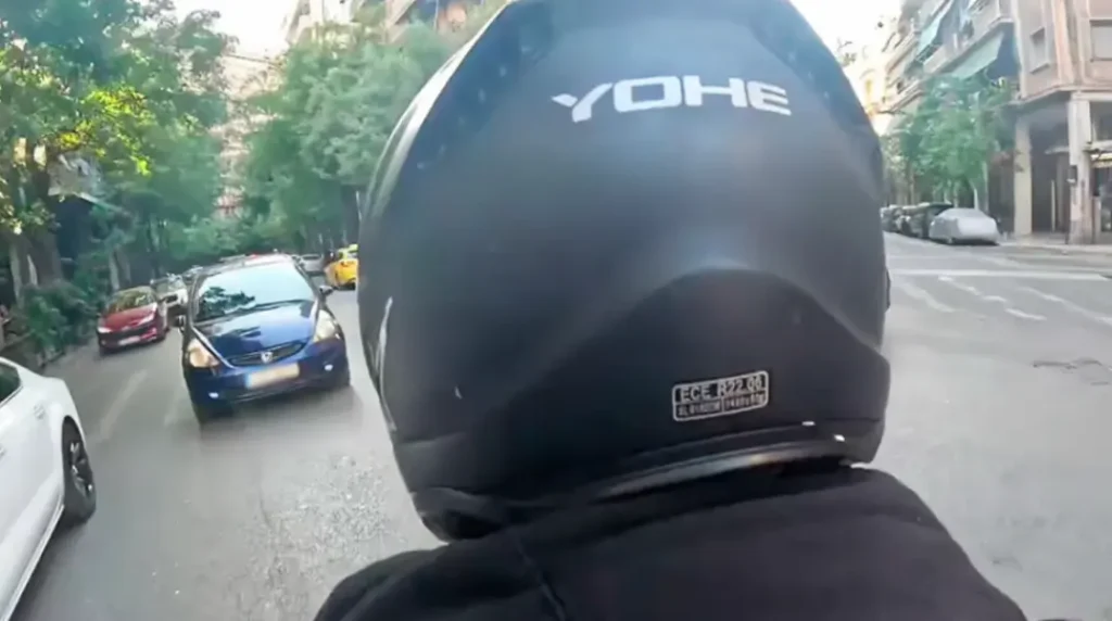 Βίντεο-σοκ στο TikTok: Αναβάτης μηχανής κάνει επικίνδυνους ελιγμούς στο κέντρο της Αθήνας – «Παραλίγο να μας πιάσουν»