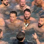 Βούτηξαν για τον Τίμιο Σταυρό στο Ηράκλειο και… τον έσπασαν Βούτηξαν για τον Τίμιο Σταυρό στο Ηράκλειο και… τον έσπασαν