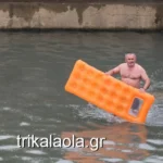 Τρίκαλα: Έπιασε τον Σταυρό… πάνω σε στρώμα θαλάσσης στον Αγιασμό των Υδάτων ( VIDEO )