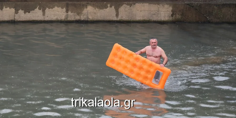 Τρίκαλα: Έπιασε τον Σταυρό… πάνω σε στρώμα θαλάσσης στον Αγιασμό των Υδάτων ( VIDEO )