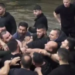 Χαμός στα Θεοφάνεια στη Φλώρινα: Μπουνιές και κλωτσιές για τον Τίμιο Σταυρό