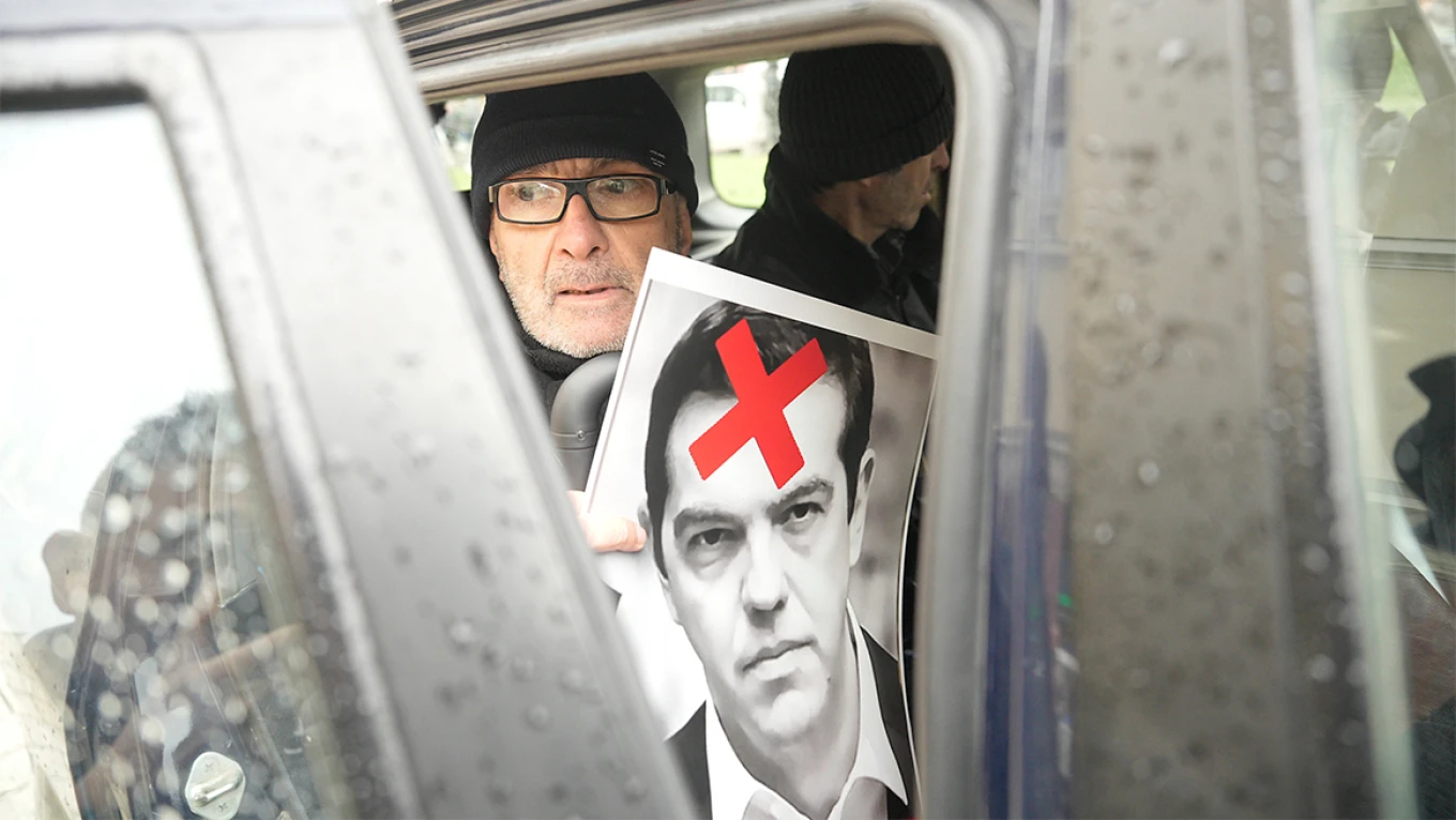 Θεσσαλονίκη: «Ανεπιθύμητος» ο Τσίπρας από ομάδα διαδηλωτών - Παρουσίαση της «Ιθάκης» στο Ολύμπιον tsipras_diamartyria