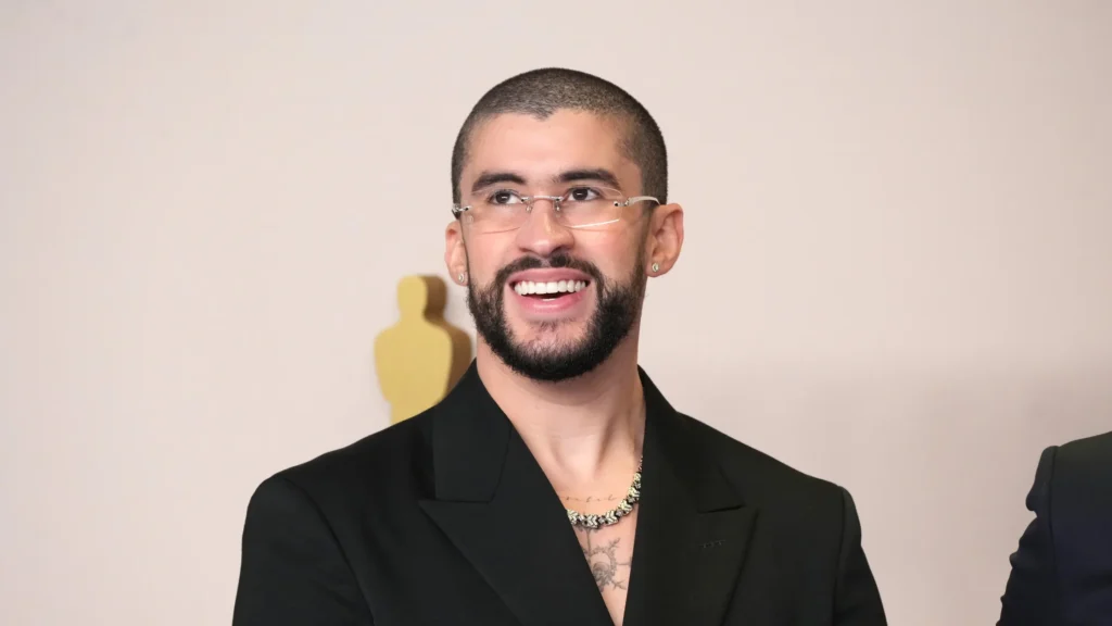Ο Bad Bunny σβήνει τα social και «χτυπά» με χολιγουντιανή υπερπαραγωγή