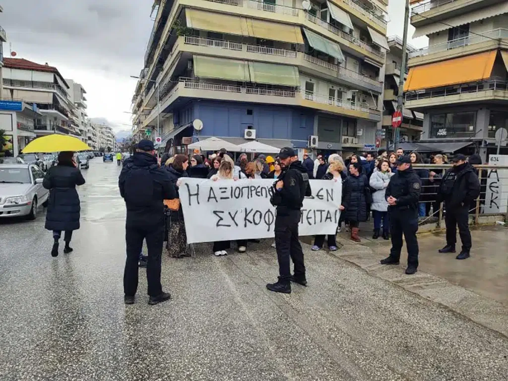 Γιος θύματος της «Βιολάντα» καταγγέλλει τις επευφημίες υπέρ του εργοδότη: «Από καθαρή τύχη δεν ήταν κι αυτοί στη θέση των θυμάτων»