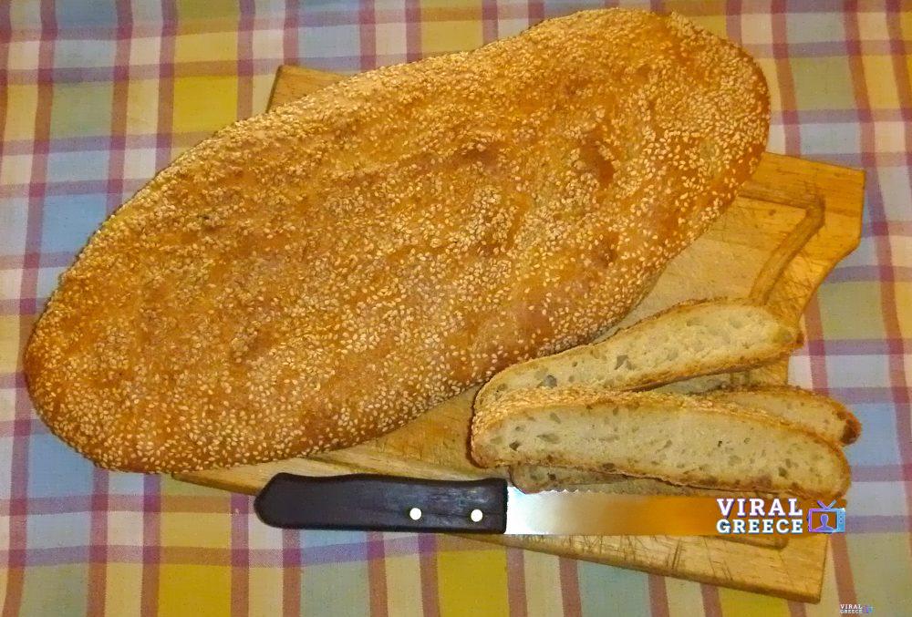 Καθαρά Δευτέρα: Η αρχή της Σαρακοστής και τα έθιμα που ζωντανεύουν την Ελλάδα Lagana λαγάνα cropped