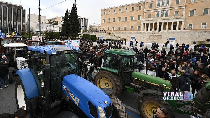 Δεκάδες τρακτέρ στο Σύνταγμα – Μήνυμα ενότητας και συνέχισης του αγώνα από τους αγρότες (video) agrotes-athina-29