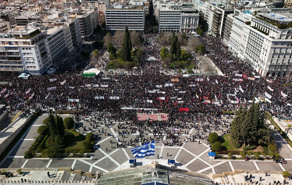 Σύνταγμα: 128 προσαγωγές στη συγκέντρωση για τα Τέμπη – Τρεις συλλήψεις