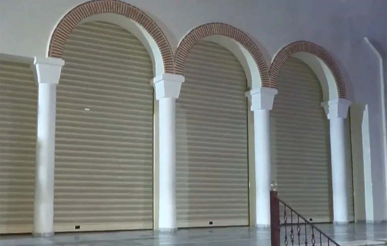 Κορυδαλλός: Παπάς τοποθέτησε ρολά στον ναό μετά από διαρρήξεις και κλοπές ταμάτων ekklisia.jpg