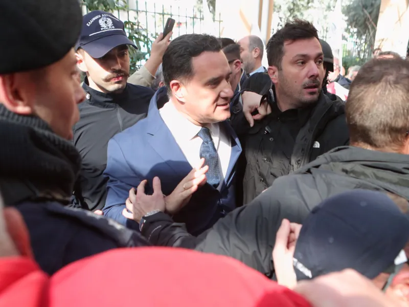 Ένταση στη Νίκαια: Επεισόδια κατά την επίσκεψη Γεωργιάδη στο Γενικό Κρατικό georgiadis eurokinissi.jpg