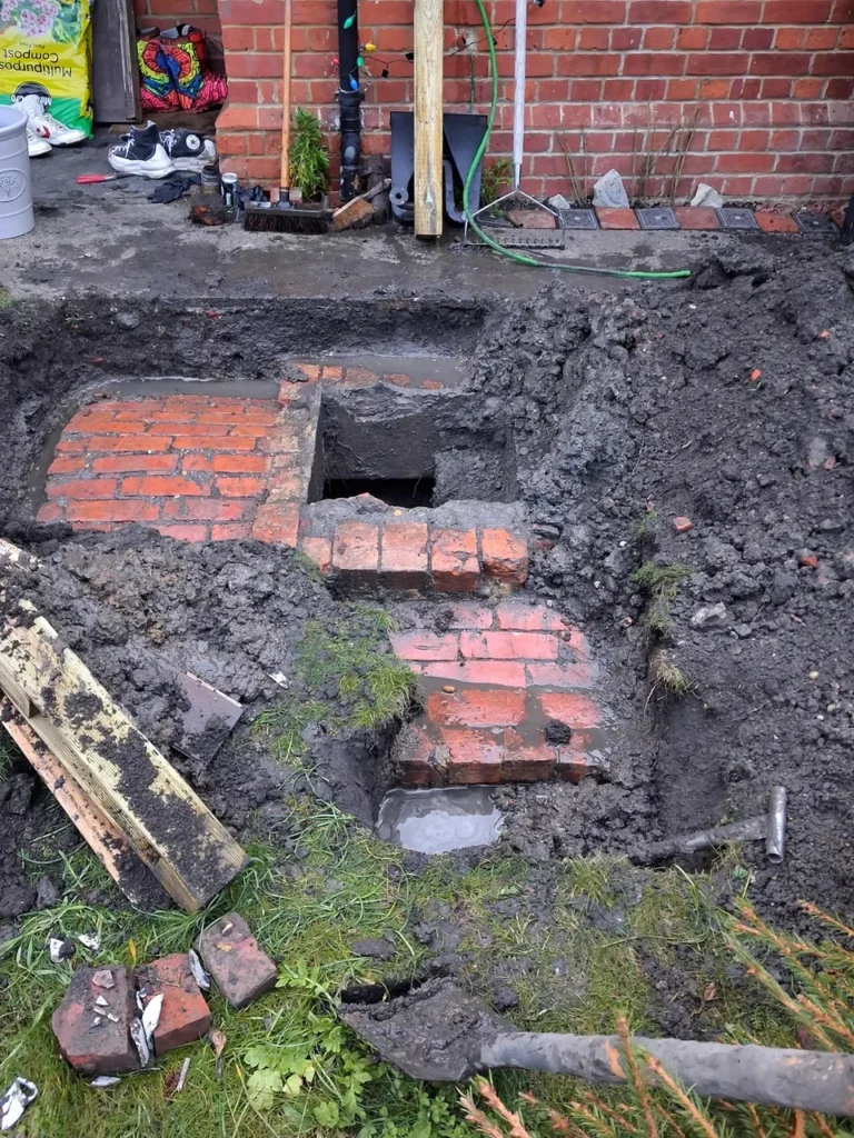 Ήθελε να φυτέψει μια μηλιά στην αυλή της και αποκάλυψε μυστική κατασκευή 140 ετών kataskevi kipos touvla 2.jpg