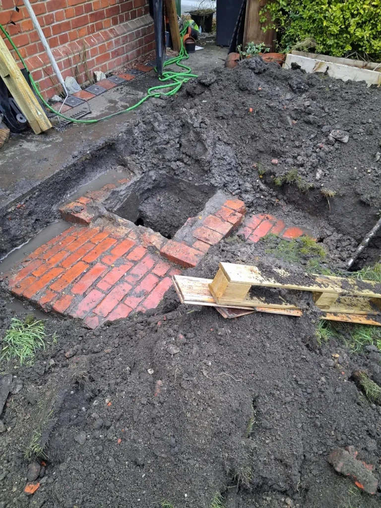 Ήθελε να φυτέψει μια μηλιά στην αυλή της και αποκάλυψε μυστική κατασκευή 140 ετών kataskevi kipos touvla.jpg