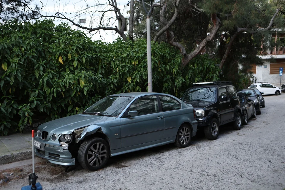 Ξημερώματα έντασης στο Κολωνάκι: Τραγουδίστρια ενεπλάκη σε τροχαίο με ζημιές σε πέντε οχήματα kolonaki-dielise-autokinita-1.jpg