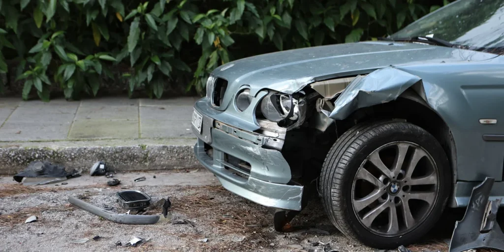 Ξημερώματα έντασης στο Κολωνάκι: Τραγουδίστρια ενεπλάκη σε τροχαίο με ζημιές σε πέντε οχήματα kolonaki dielise autokinita 2.jpg