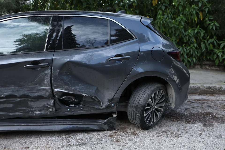 Ξημερώματα έντασης στο Κολωνάκι: Τραγουδίστρια ενεπλάκη σε τροχαίο με ζημιές σε πέντε οχήματα kolonaki dielise autokinita 4.jpg