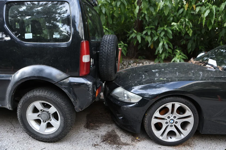 Ξημερώματα έντασης στο Κολωνάκι: Τραγουδίστρια ενεπλάκη σε τροχαίο με ζημιές σε πέντε οχήματα kolonaki dielise autokinita 5.jpg