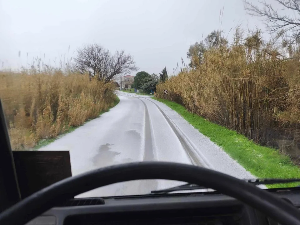 «Άσπρισε» ο Ρωμανός στη Λήμνο από έντονη χαλαζόπτωση limnos 2.jpg