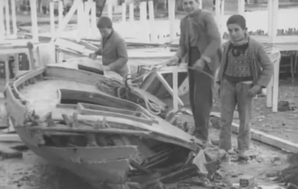Σαν σήμερα 7 Φεβρουαρίου 1963: Το τσουνάμι που σάρωσε την Αιγιάλεια – «Καράβια στη στεριά, χταπόδια στα δέντρα»