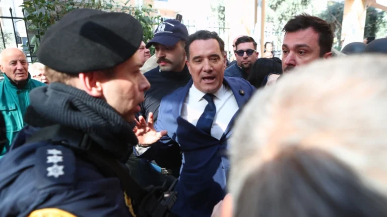 Ένταση στη Νίκαια: Επεισόδια κατά την επίσκεψη Γεωργιάδη στο Γενικό Κρατικό nikaia_georgiadis_1